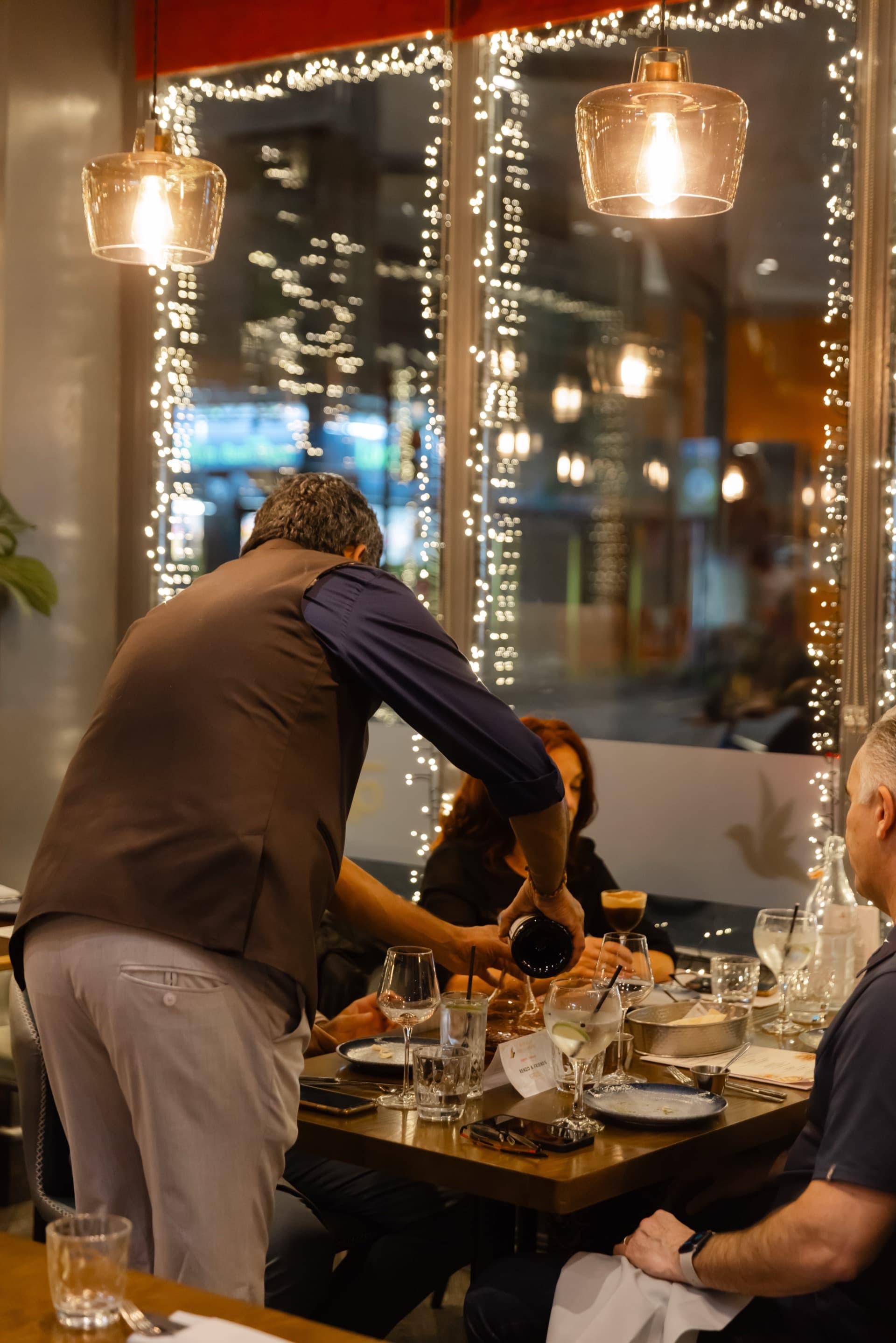 Whisky being poured at the table during the tasting evening at Koyal